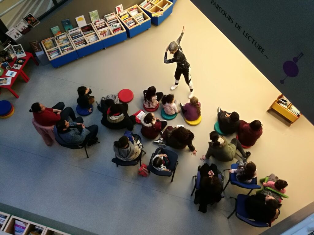 Une danseuse dans la bibliothèque